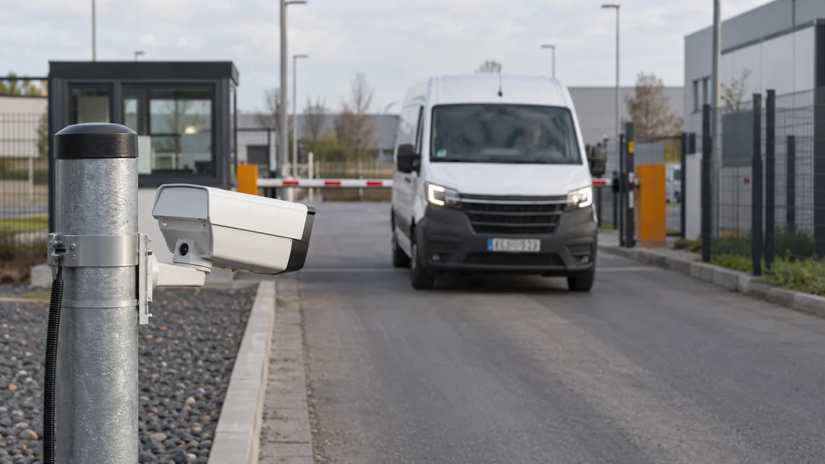 Cámara de lectura de patentes orientada hacia un acceso vehicular con barrera.